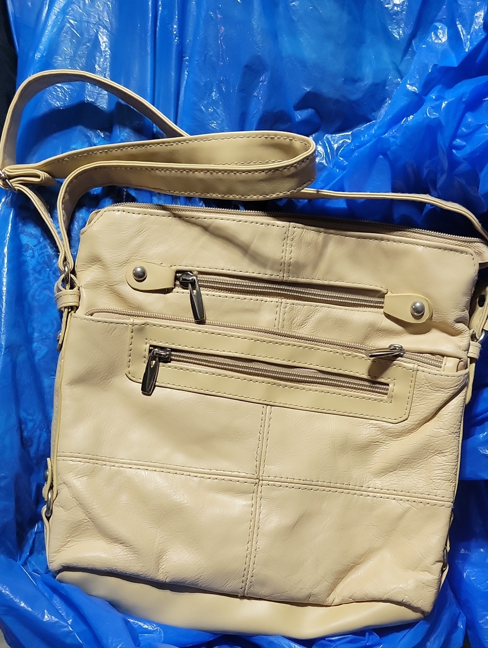 Cream leather bag many pockets on outside in Nice shape.